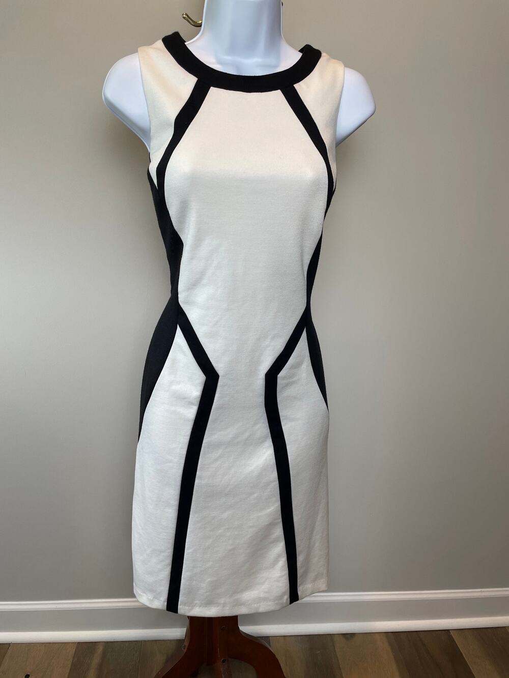 Jessica Simpson Sheath Dress Size 10 White Black Trim Fully Lined Classic